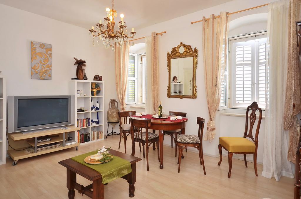 Apartment Pere S Mora Mimice Rom bilde