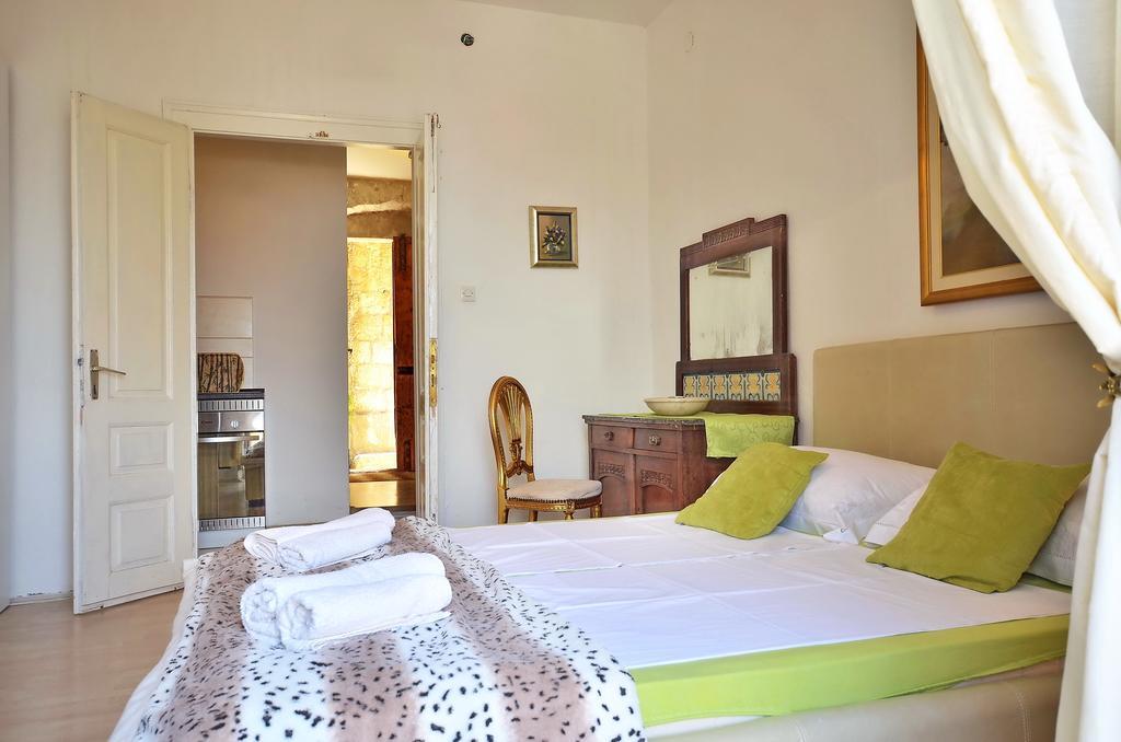 Apartment Pere S Mora Mimice Rom bilde